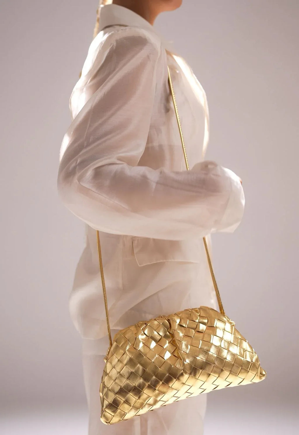 Metallic gold woven shoulder bag – Solis by Clutch It

Handwoven gold evening bag with long strap

Luxury gold woven shoulder bag for holidays and weddings